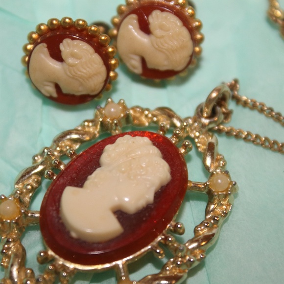 Vintage Jewelry - VINTAGE STUNNING & RARE RED CAMEO SET